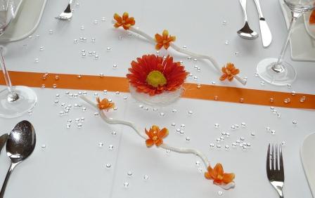 Mustertisch1 in Orange mit einer Gerbera und herrlicher Streudeko von Tischdeko-online. Orange Tischbänder und Gastgeschenke als herrliche Tischdekoration.