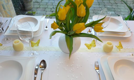 Gelber Mustertisch 2. Gelbe Tulpen, Schmetterlinge und Gastgeschenke. Tischdekoration zur Hochzeit und Tipps.