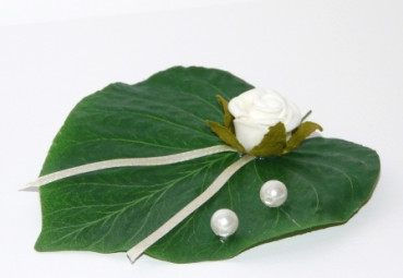 Kleines Blatt mit einer Rose und Perlen. Tischdeko-online.de