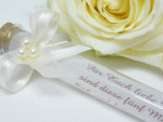 Gastgeschenk - Glasr�hrchen mit einer Schleife und Perlen
