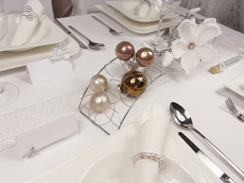 Mustertisch zu Weihnachten mit Kugel, Serviettenringen bei Tischdeko-online