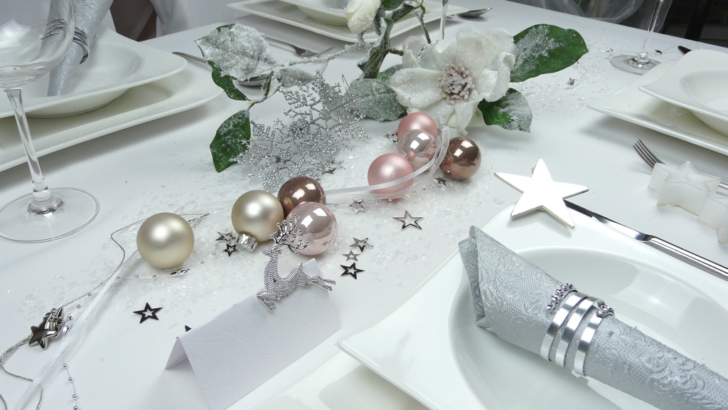 Weihnachtsdekoration-  Mustertische für die  Winterzeit und die Weihnachtsfeier Nr. 9 mit Weihnachtskugeln