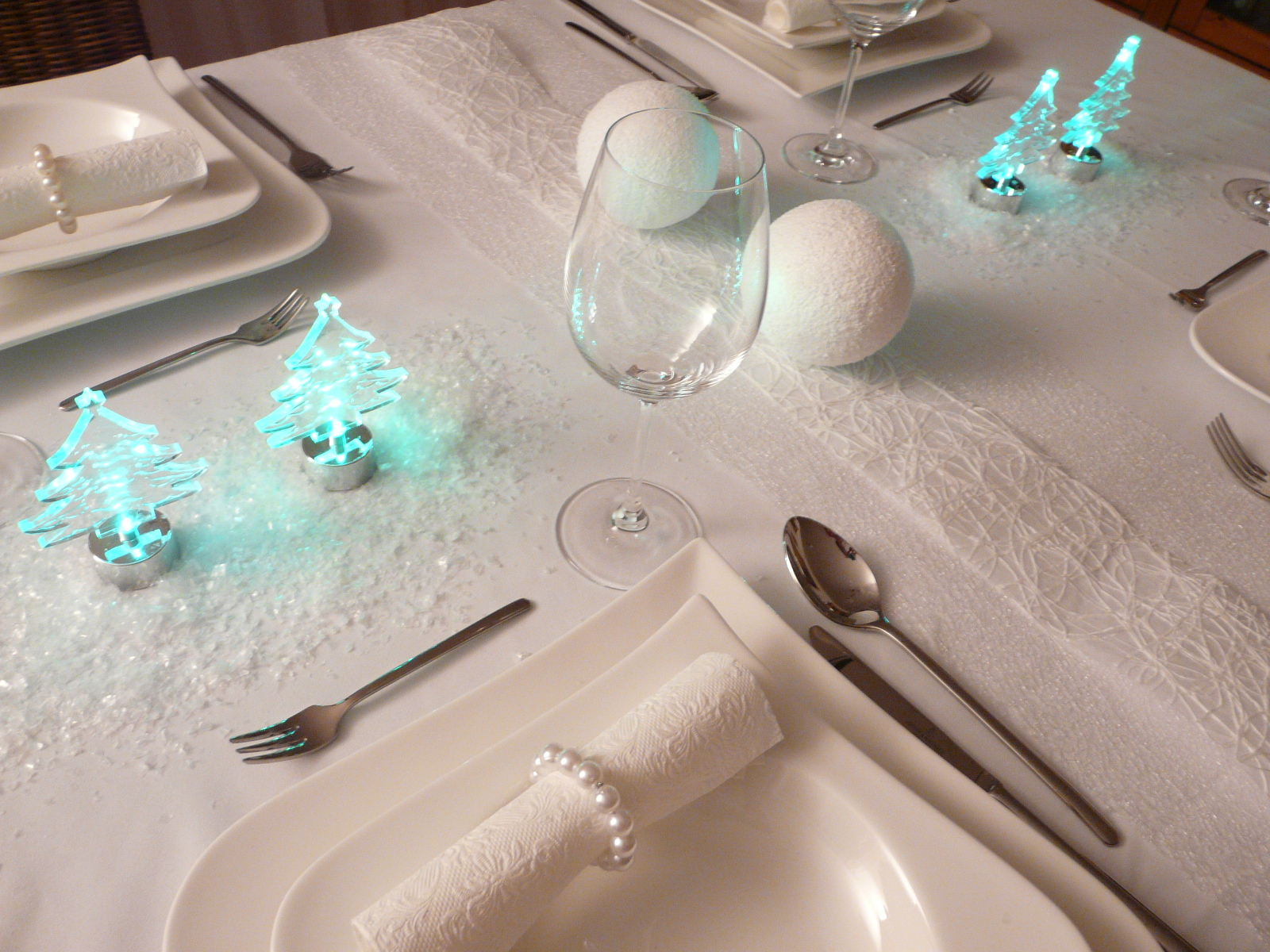 Weihnachtsdekoration-  Mustertische für die  Winterzeit und die Weihnachtsfeier Nr. 4 mit Tannenbäumen