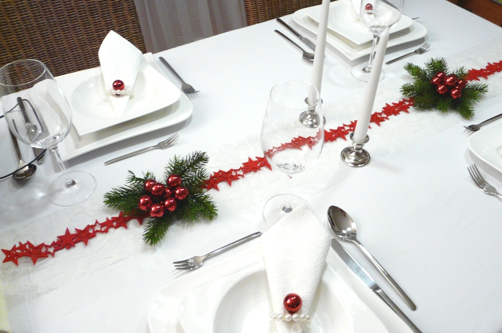 Weihnachtsdekoration-  Mustertische für die  Winterzeit und die Weihnachtsfeier Nr. 6 mit roten Beeren
