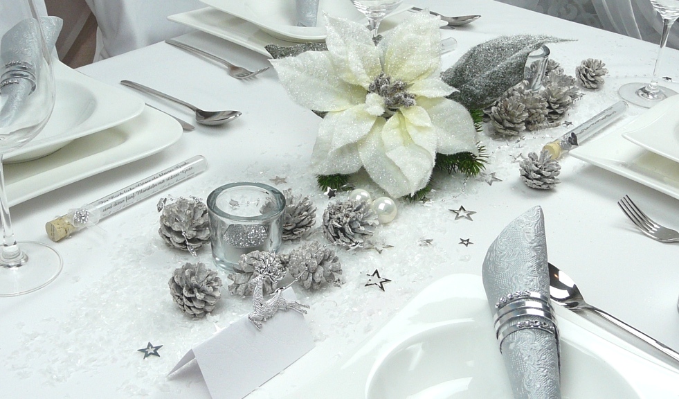 Weihnachtsdekoration-  Mustertische für die  Winterzeit und die Weihnachtsfeier Nr. 12 mit Zapfen und Seriviettenringen