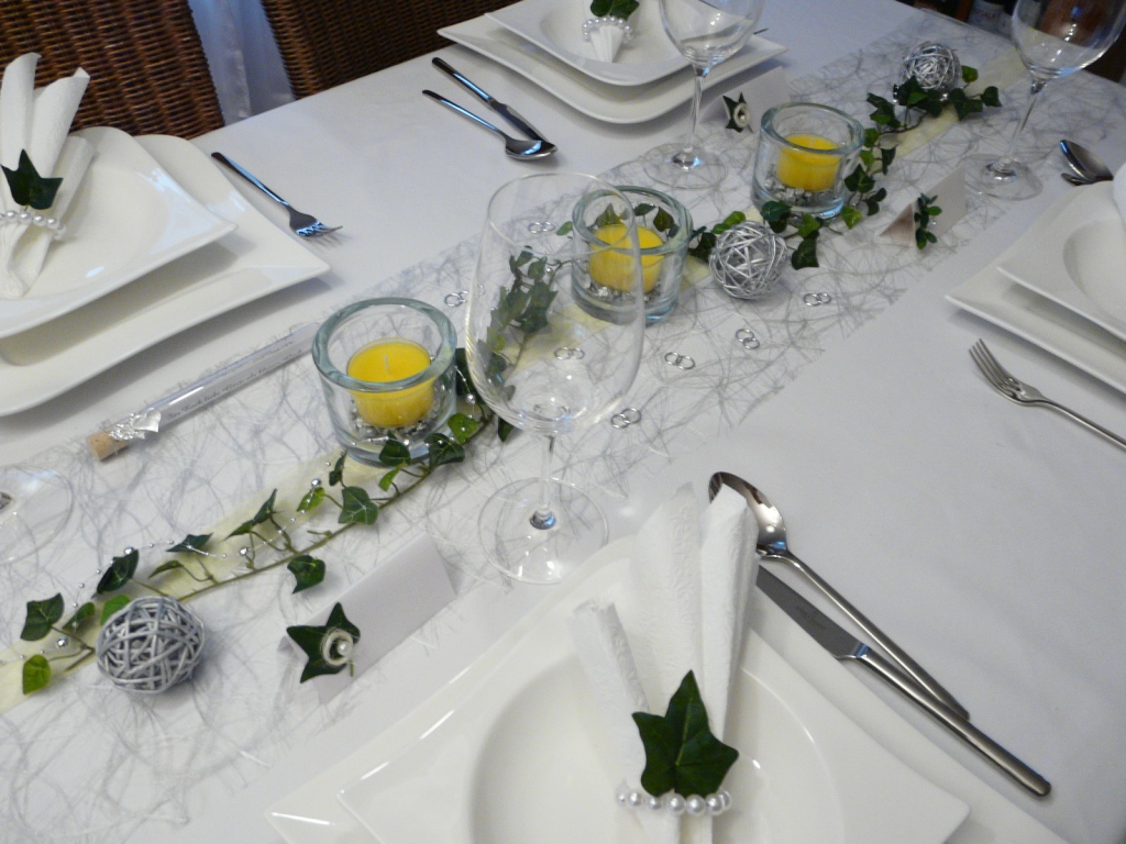 Mustertisch 3 zur Silberhochzeit mit Rattankugeln, Windlichtern und herrlichen Gastgeschenken. Ihre Tischdekoration finden Sie bei uns.