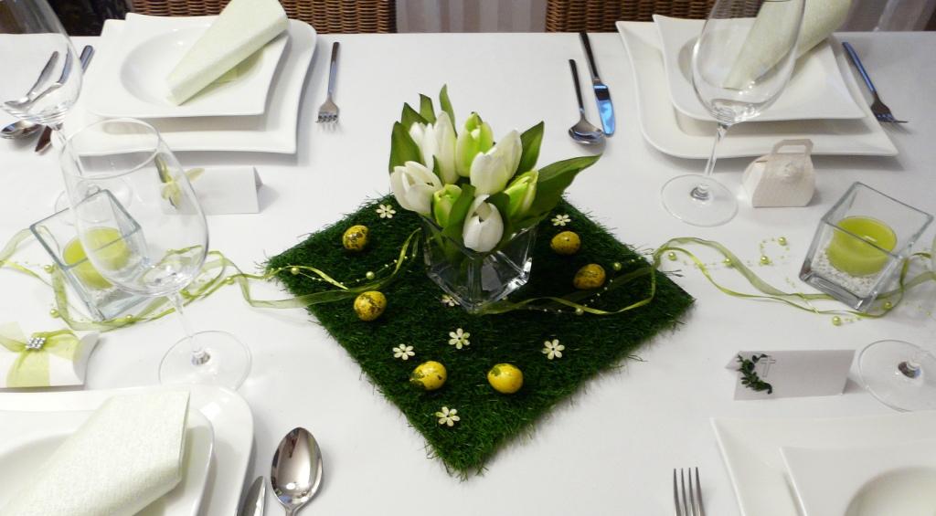 Mustertisch1  zu Ostern von Tischdeko-online. Tischgirlanden,Grüne Wiese und Kerzen als herrliche Tischdekoration.