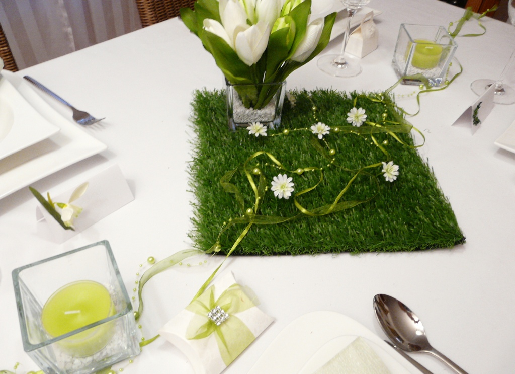 Mustertisch3  zu Ostern mit Calla von Tischdeko-online. Grüne Tischgirlanden, Gastgeschenke und Kerzen als herrliche Tischdekoration für Ihren Ostertisch.