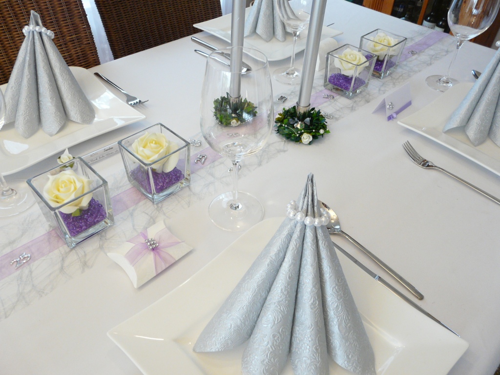 Mustertisch 7 mit Lila Tischdekoration, Kerzenringen und beigen Rosen als Windlicht