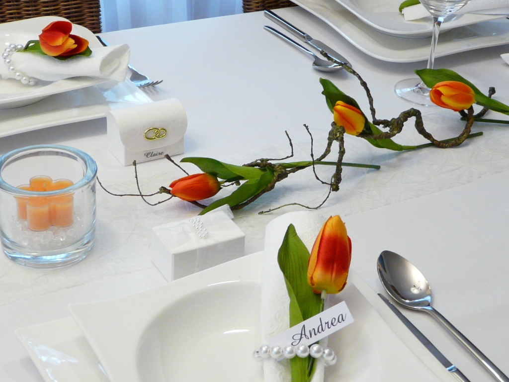 Mustertisch 4 zur Hochzeit, Kommunion - mit Tulpen, Windlichtern und Hochzeitsmandeln - Orange