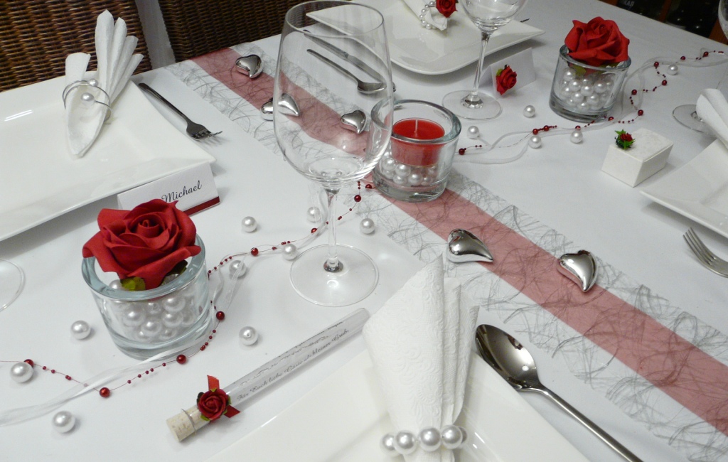 Mustertisch 2 zur Silberhochzeit von Tischdeko-online. Rote Rosen, Silberherzen, feines Vlies und Perlen zieren den Tisch.