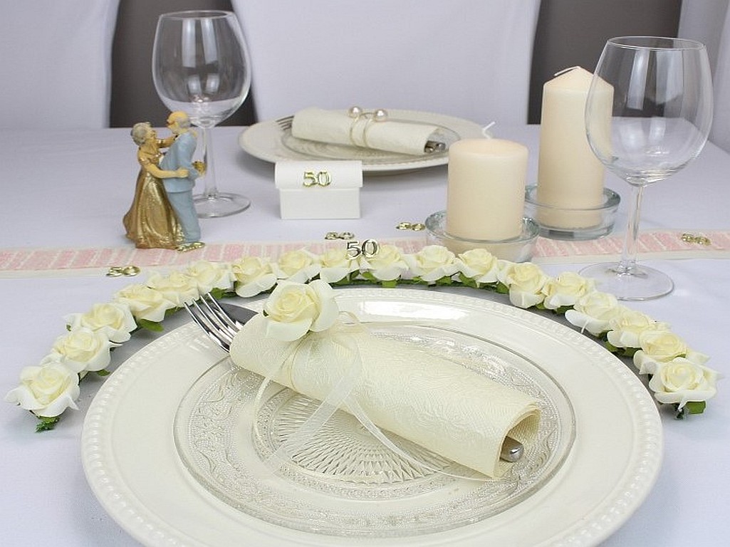 Ehrenplatzdeko, auch zum Jubiläum, Firmenjubiläum mit Rosen Hier auf einem Beispieltisch, gedeckt für die Goldene Hochzeit in den Farben rosa, creme, gold