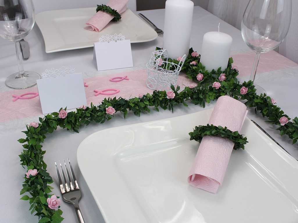Ehrenplatzdeko aus Rosenblättern und kleinen rosa Röschen, auch zum Jubiläum, Firmenjubiläum - Tisch 6