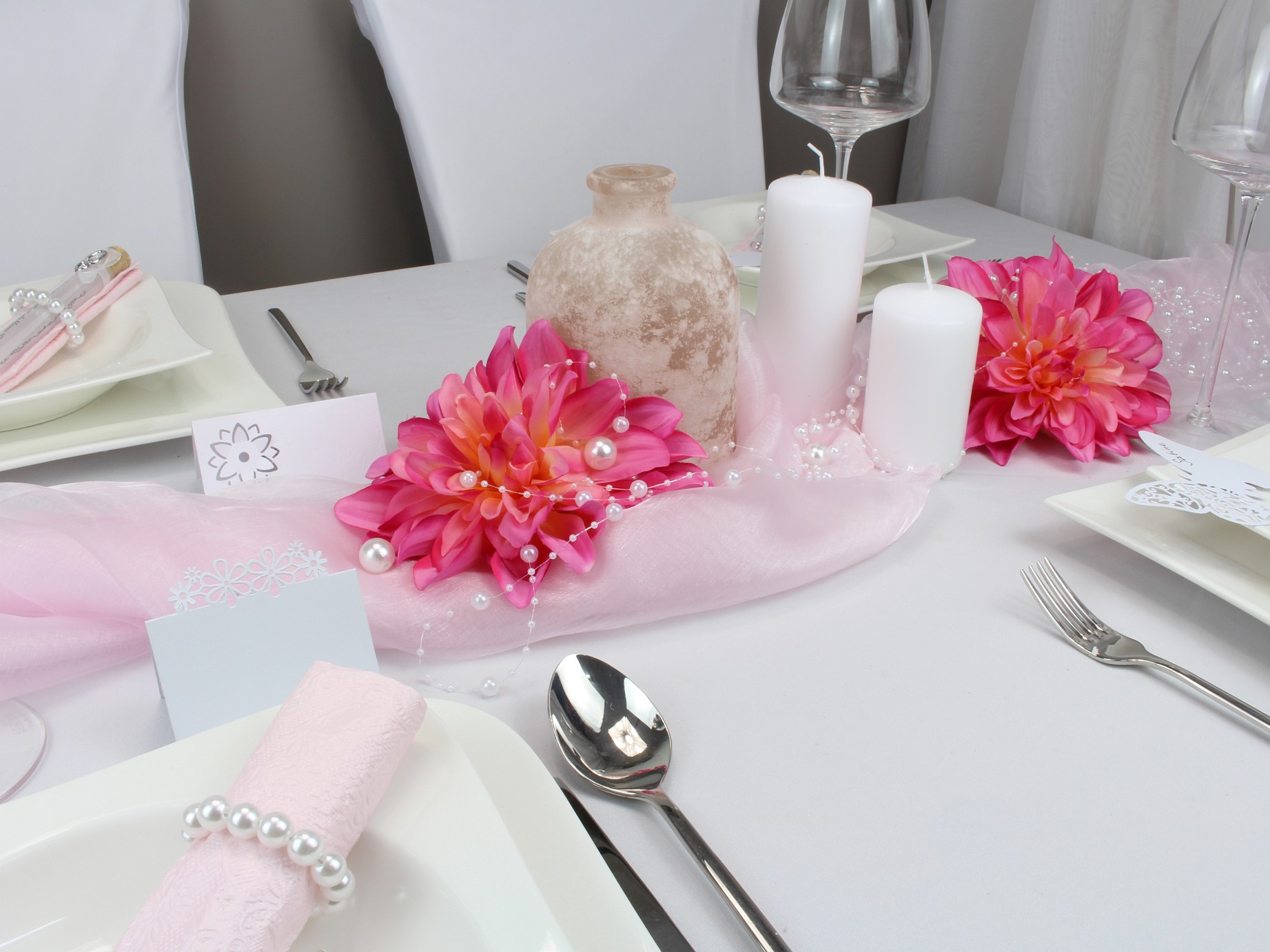 Mustertisch mit Dahlien, Blumendeko und Tischdeko zum Geburtstag. tischdeko-online.de