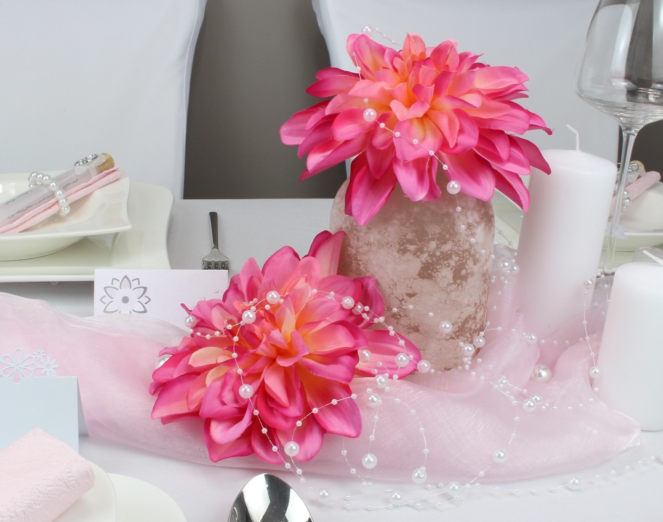 Mustertisch 11b mit Dahlien, Blumendeko und Tischdeko zum Geburtstag. tischdeko-online.de