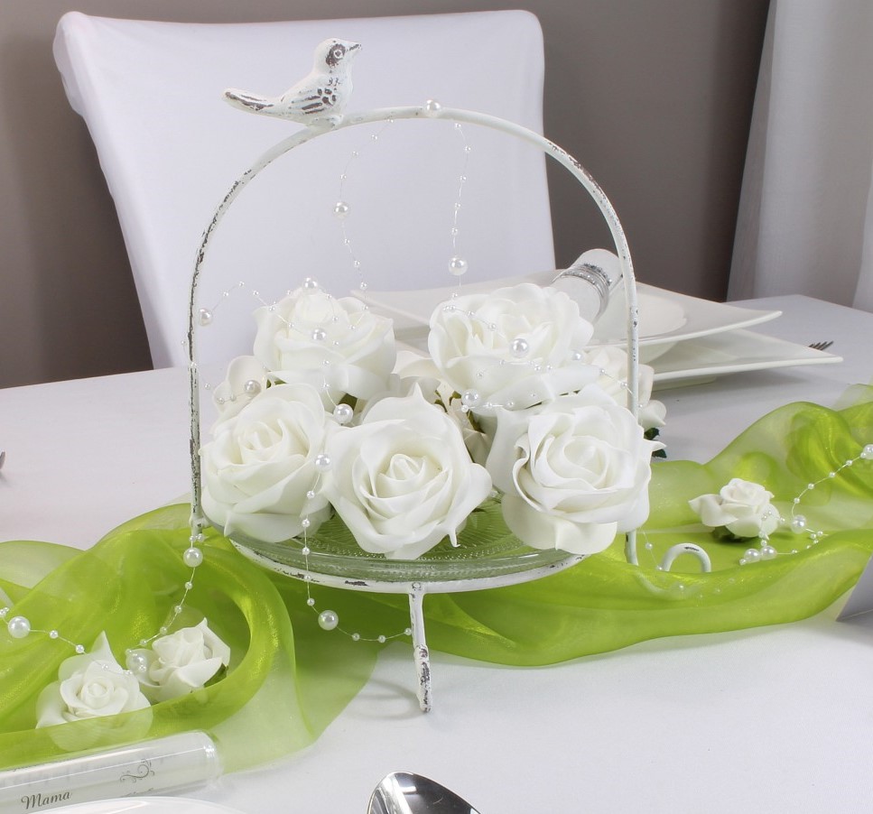 Mustertisch 9b  zum Geburtstag Tischkarten und Gastgeschenken bei tischdeko-online.demit grünem Vlies und Rosen