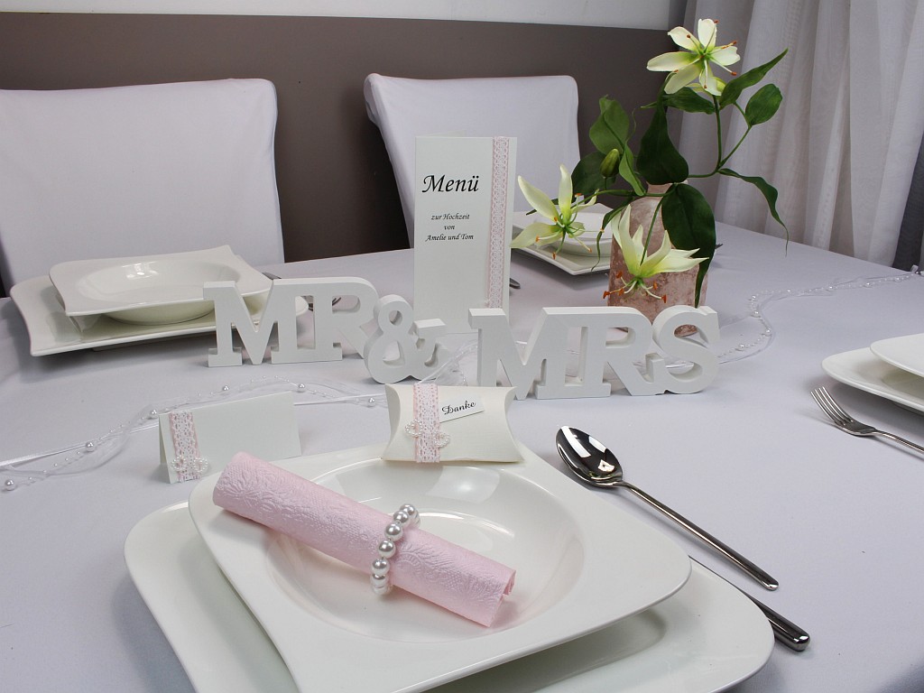 Tischdeko-online - Mustertisch 8 zur Hochzeit mit Hochzeitsdeko und Mr. und Mrs. Schriftzug