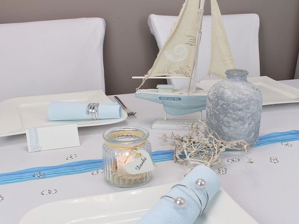 Mustertisch 10 mit Thema Meer zur Hochzeitseko, den Geburtstag oder den Ehrentag. Mit Segelschiff, mediterranen Windlichtern und blauer Tischdekoration von tischdeko-online.de