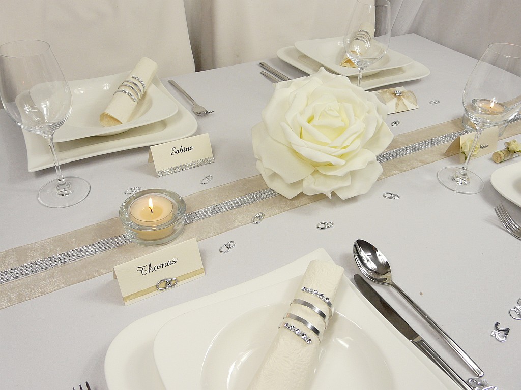 Mustertische 7 zur Hochzeit. Hochzeitsdekoration mit Rosen und Strassband zur Hochzeit bei Tischdeko-online