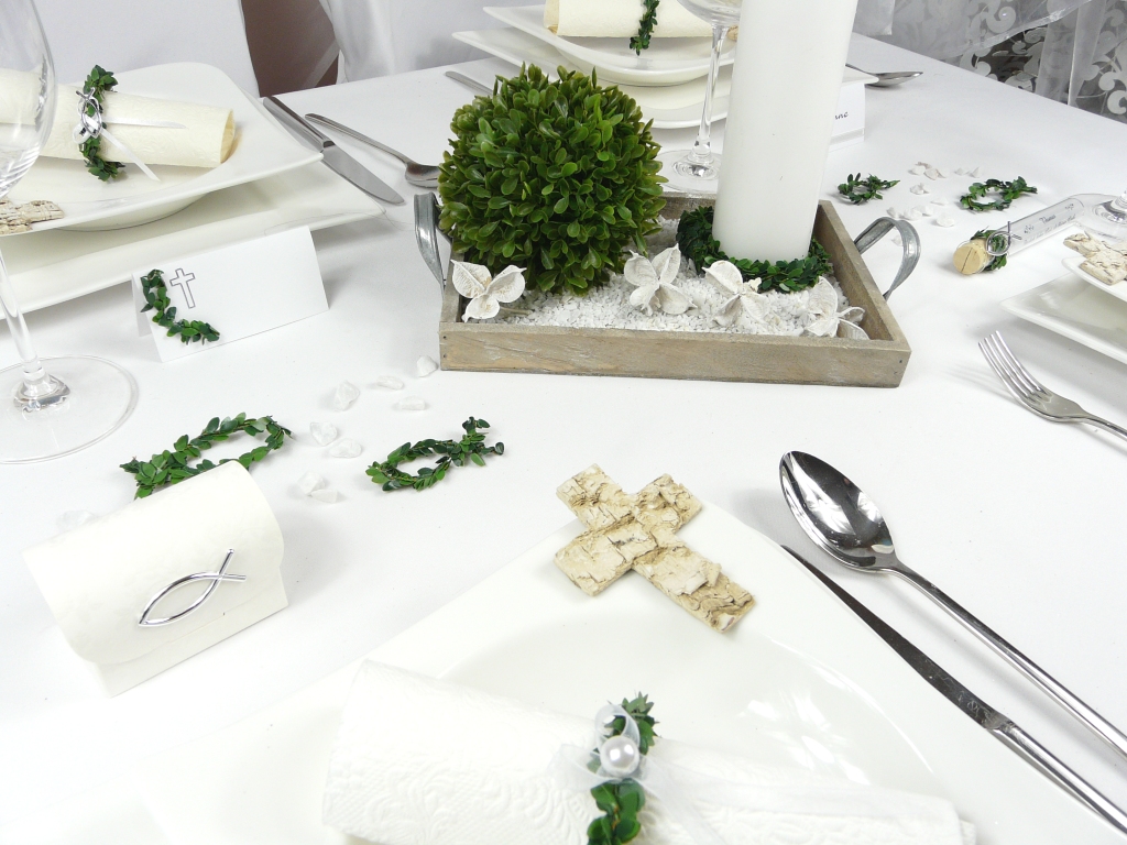 Mustertisch zur Kommunion Konfirmation Nr. 20 mit buchs. Naturtisch mit einer Buchskugel und Birkenkreuzen