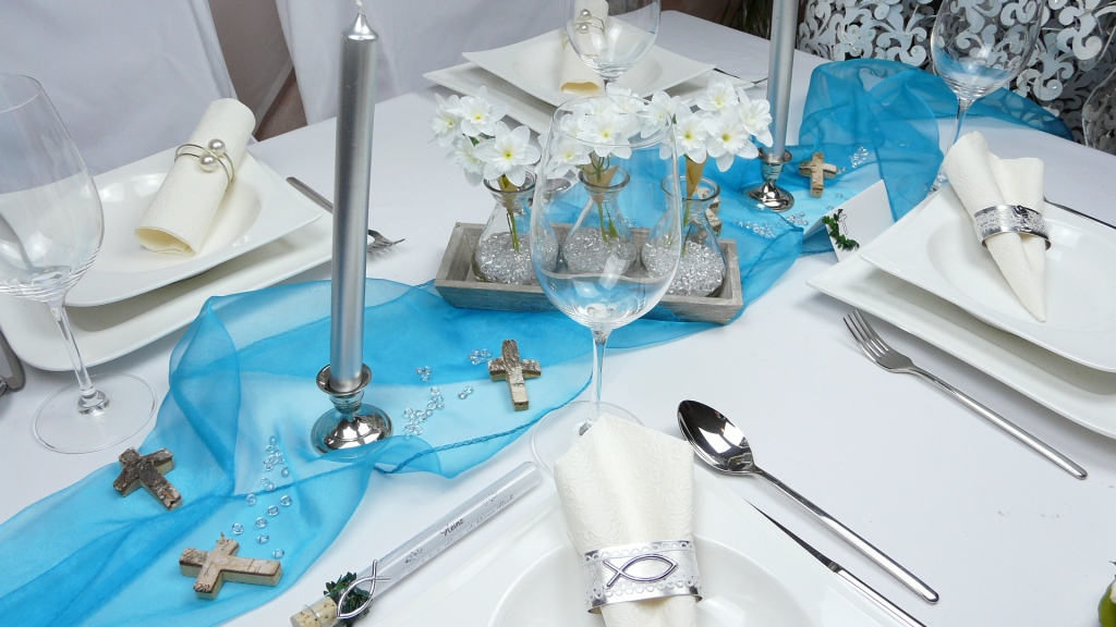 Mustertisch zur Kommunion Konfirmation Nr. 11 in blau Tisch 11 mit Organza und Birkenkreuzen
