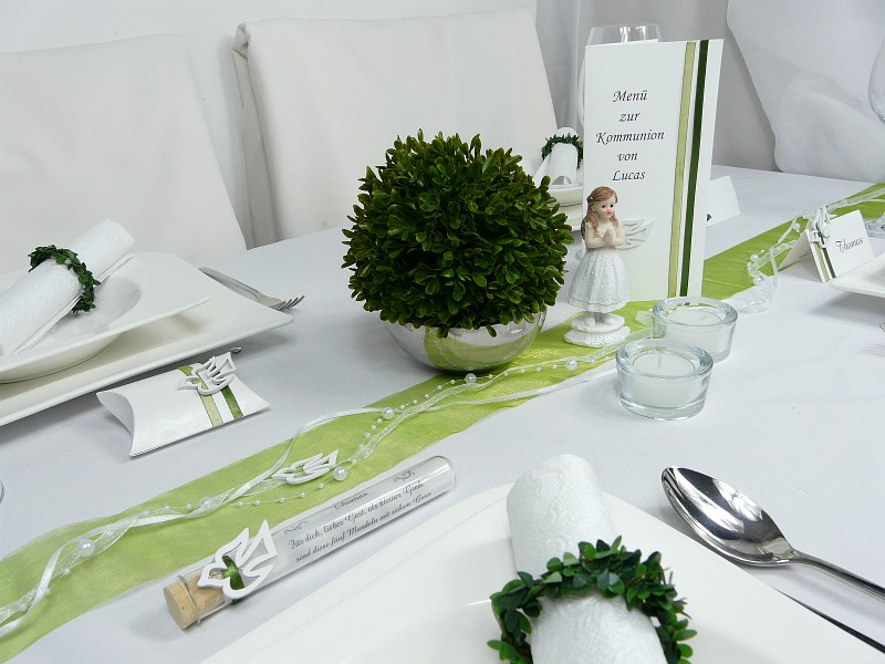 Mustertisch 1a zur Kommunion und Konfirmation - Tischdeko-online mit Gastgeschenken, Tischkarten und passende Menükarte (Fisch-Symbol)