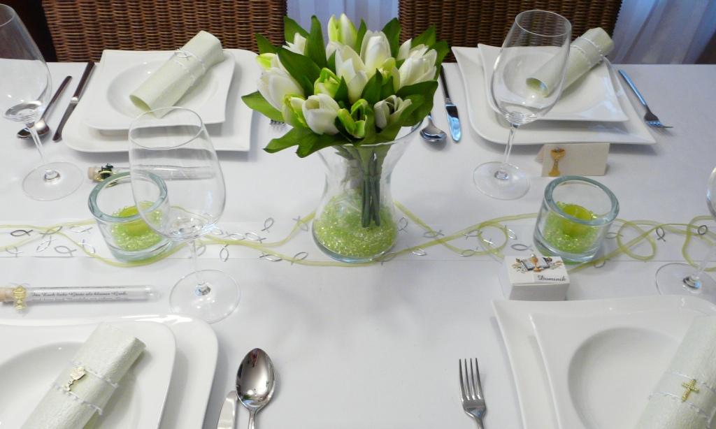Mustertisch 4 mit Tulpen zur Kommunion, Firmung oder Konfirmation von Tischdeko-online. Geschmückt mit Windlichtern, Gastgeschenken und Tischgirlanden.