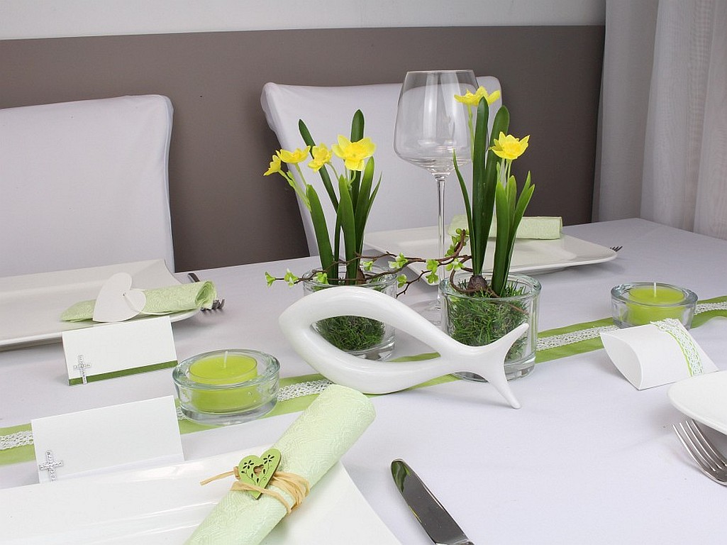 Mustertisch mit Bändern, Fisch, Narzissen und Tischbändern von tischdeko-online. Zu Ostern, Kommunion und Konfirmation