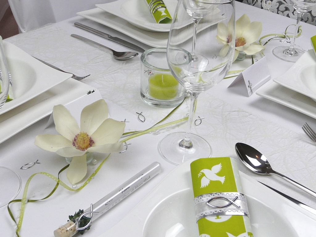 Mustertisch zur Kommunion Konfirmation Nr. 14 in der Farbe Grün mit Magnolien