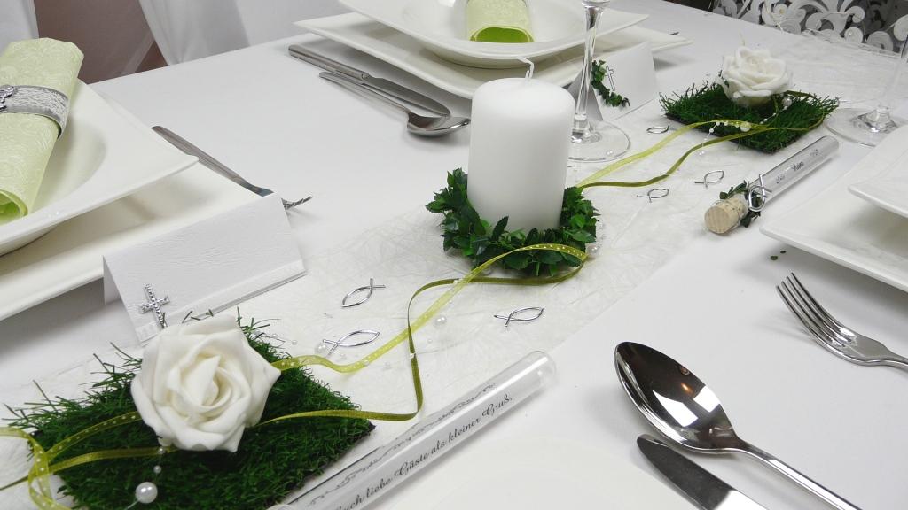 Mustertisch zur Kommunion Konfirmation Nr. 15mit kerzenringen und rosen, mit kleinen Grasflisen