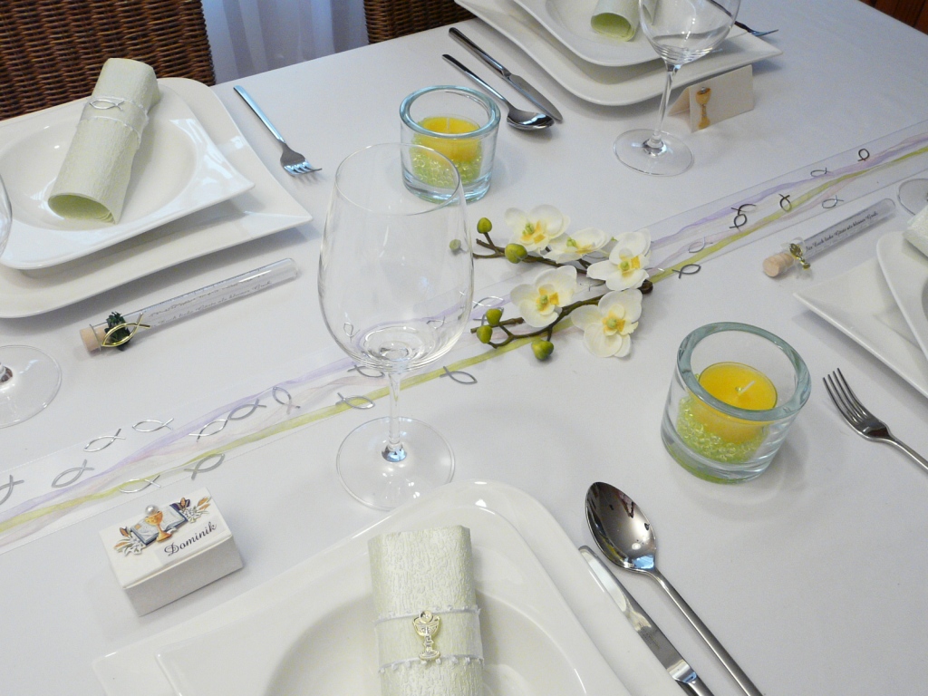 Mustertisch 3 von Tischdeko-online. Ein Orchideenzweig, Tischbänder und Tischkarten Kelch zieren den Tisch zur Kommunion, Konfirmation oder Hochzeit.