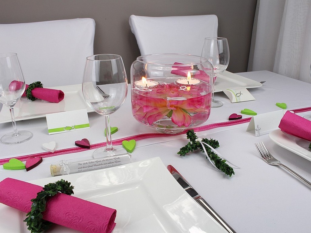 Beispieltisch Schwimmschalen mit Kerzensand in Pink zur Kommunion, Konfirmation oder Firmung. Tischdeko mit Gastgeschenken, Bändern und Kerzendeko von tischdeko-online.de