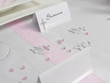 Mustertisch 5c Detail - in Rosa mit Tauben, Tischkarte mit Kreuz, Streudekoration