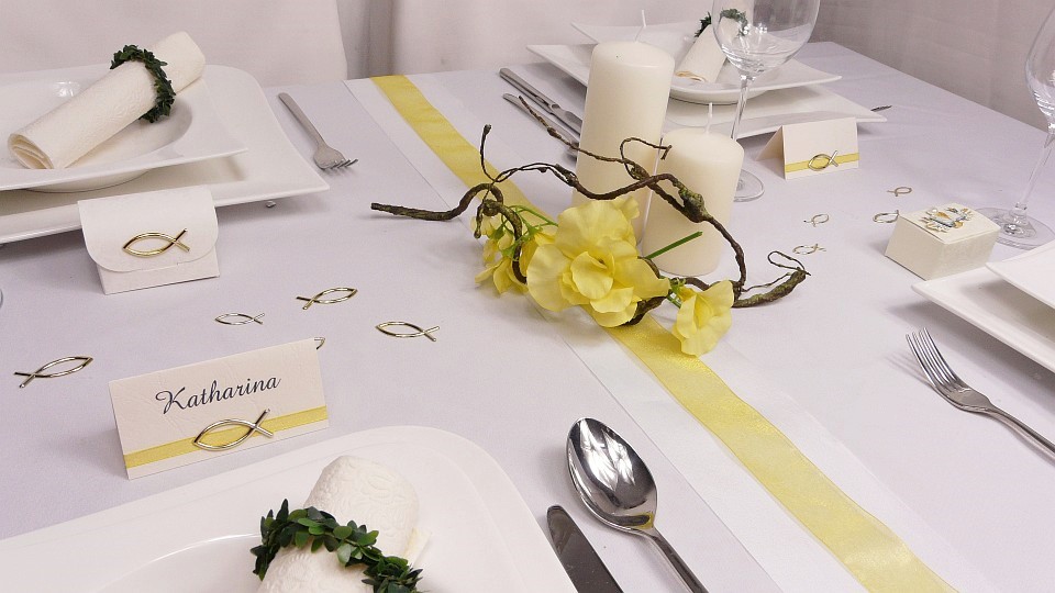 Mustertisch 2a zur Kommunion, Konfirmation und Firmung von Tischdeko-online mit Wickenzweig, Kerzendeko, Gastgeschenken und Tischkarten mit Fisch