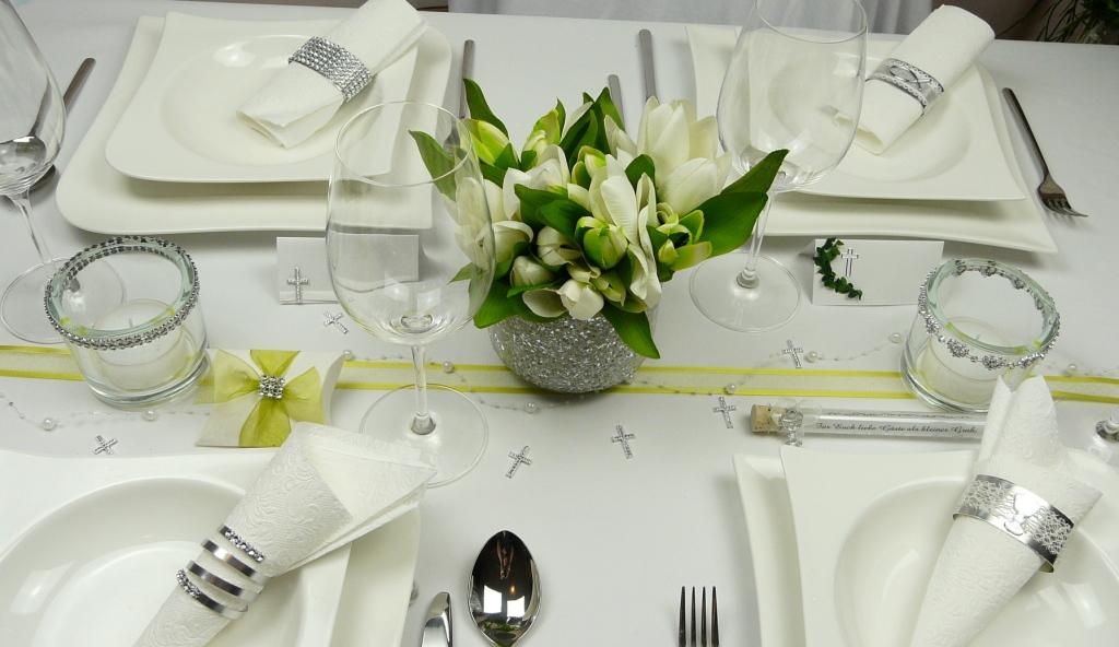 Mustertisch zur Kommunion Konfirmation Nr. 12 mit bändern und strass, in der Farbe Grün mit Tulpen und Streufischen