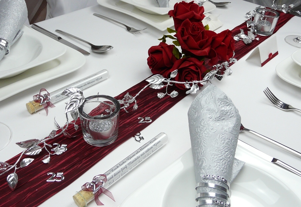 Mustertisch zur Silberhochzeit 10 - Tischdeko-online mit Gastgeschenken, Streudeko und Tischbändern