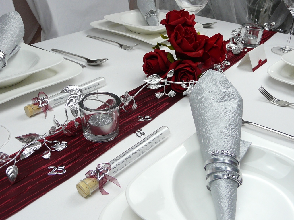 Rote Mustertische 7 von Tischdeko-online zum Geburtstag - rote Bänder, rote Rosen
