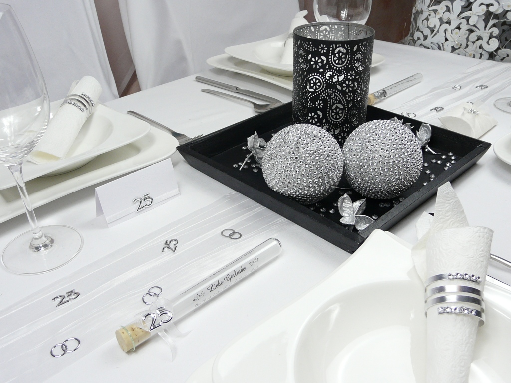 Mustertisch zur Silberhochzeit 4 - Tischdeko-online mit Gastgeschenken, Streudeko und Tischbändern