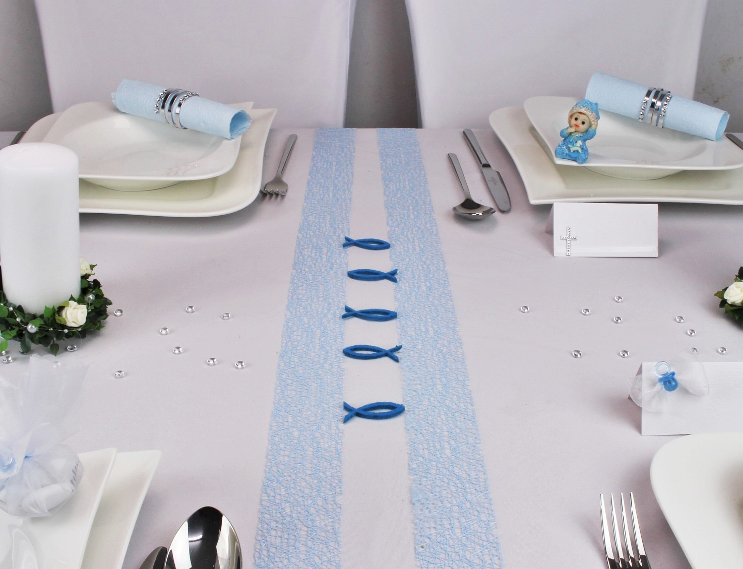 Mustertisch 6b in Blau zur Taufe mit Band Crispy und Streufischen aus Filz von Tischdeko-online