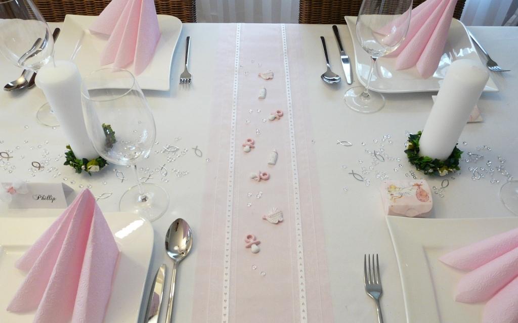 Tischdekoration zur Taufe auf dem Mustertisch 6. Schnuller als Streudeko, Gastgeschenke und herrliche Kerzenringe von Tischdeko-online. In Rosa oder Blau!