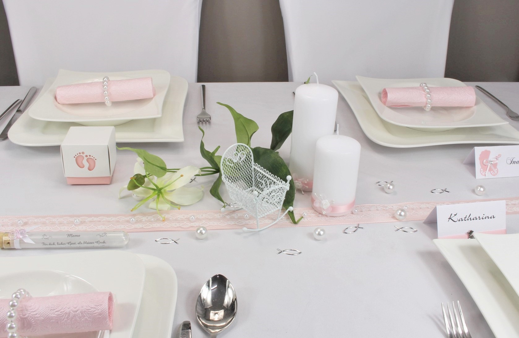 Mustertisch 12  zur Taufe in Rosa mit einer Wiege, Streudeko und Gastgeschenken. Tischdeko-online.de