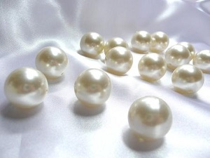 Streudeko mit Holzstreu, Natur-Deko, Perlen, Granulat, Rosenblätter, Crushed-ice für Ihre Feier. Pins, Schmetterlinge , andere Streudekoration für Ihren Tisch.