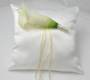 Ringkissen und Ringhalter aus der hauseigenen Werkstatt und handmade von Tischdeko-online