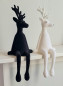 Preview: Sitzende Hirschfigur in Weiß als Kantenhocker – moderne Weihnachtsdeko für Fensterbank