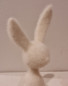 Preview: Moderner Deko Sitzhase weiß mit langen Fasern auf Regal platziert