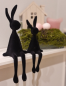Preview: Sitzhase Osterhase in Schwarz als moderne Osterdeko auf einem Regal