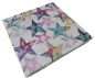 Preview: Detailaufnahme der 3-lagigen Tissue-Servietten mit farbenfrohem Sternenmuster