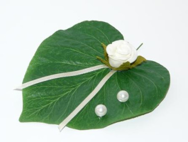 Kleines Blatt mit einer Rose und Perlen. Tischdeko-online.de  2