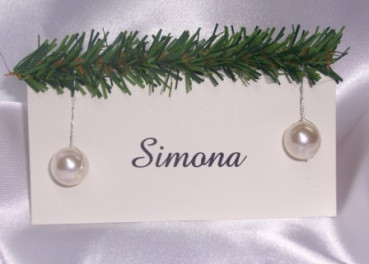 Weihnachtstischkarte mit einem Tannenzweig und Kugeln 1