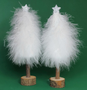 Weißer Tannenbaum mit Federn